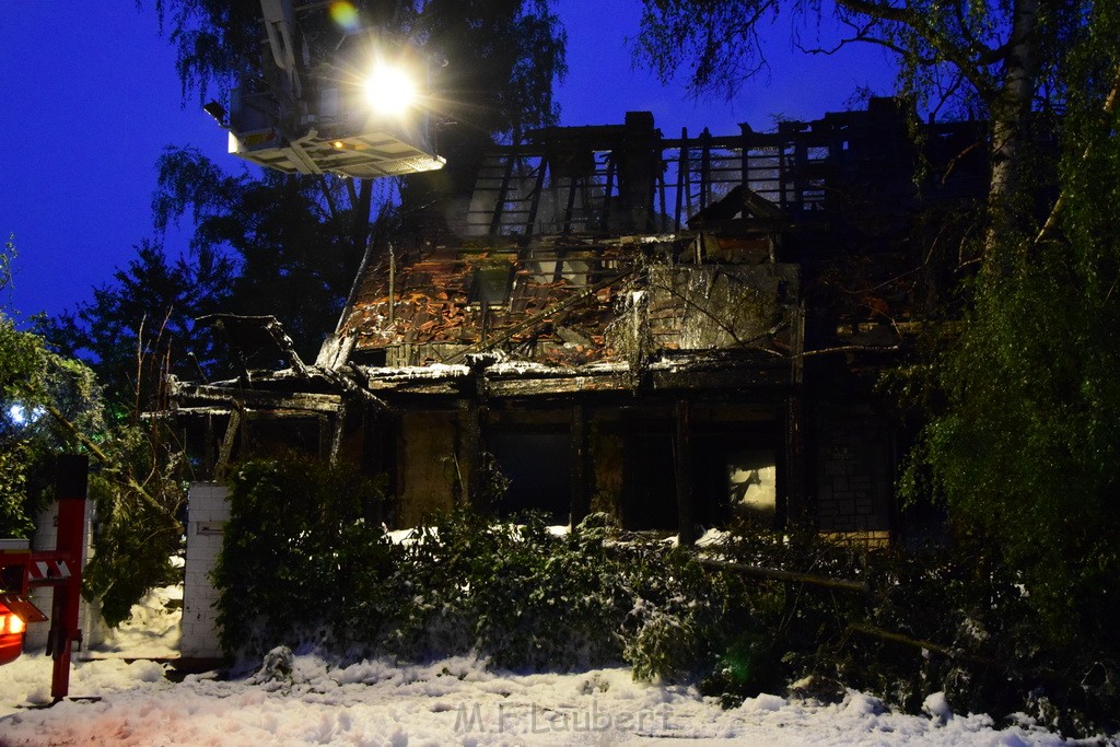 Grossfeuer Einfamilienhaus Siegburg Muehlengrabenstr P0724.JPG - Miklos Laubert